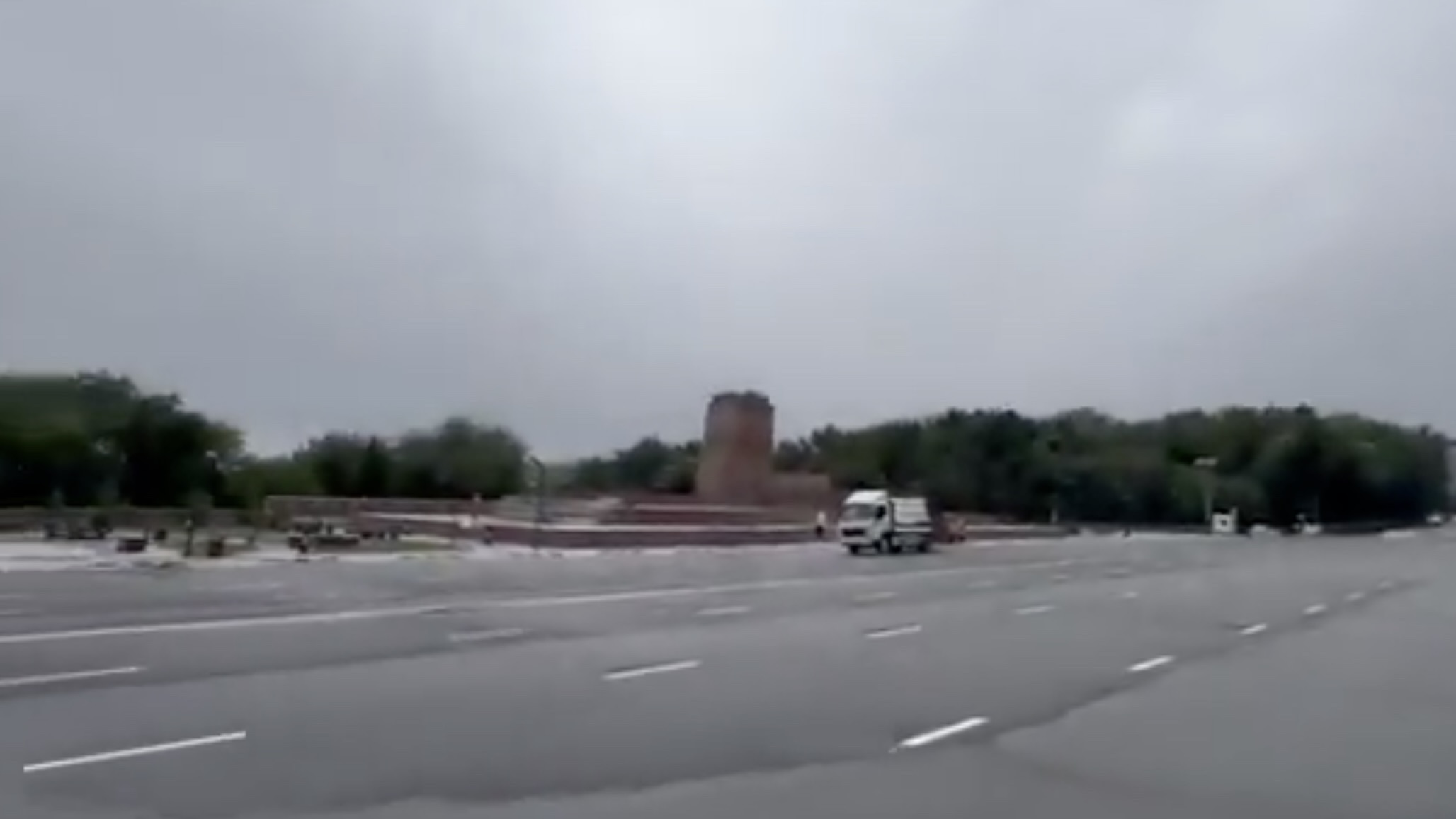 吉爾吉斯拆除了列寧塑像,圖為拆除後只剩下基座。(網絡截圖)