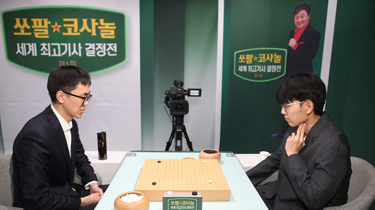 2025年6月11日,首屆「世界最強棋士戰」在首爾韓國棋院結束第八輪較量,中國大陸棋士許嘉陽九段(左)逆轉韓國圍棋第一人申真諝九段(右),繼續保有晉級決賽的希望。(cyberoro.com提供)
