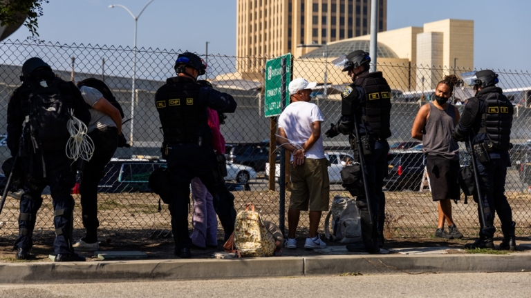 美檢方起訴洛杉磯襲警暴徒：全力追查數百人
