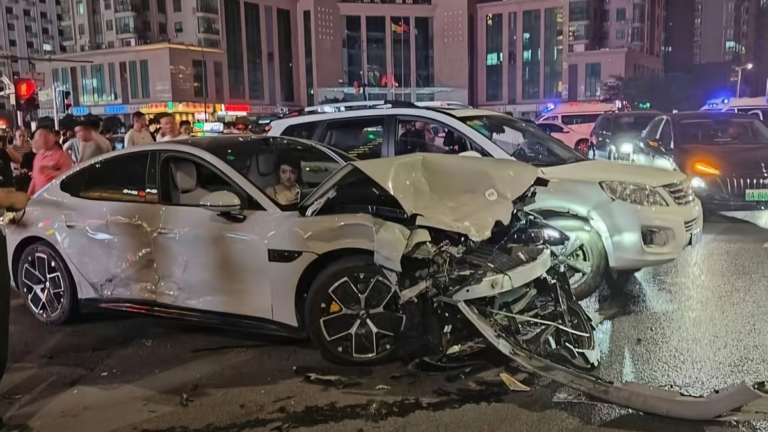 小米SU7再發惡性事故 女司機連撞16車（視頻）