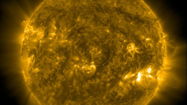 人類首見太陽南極 歐太空總署公布清晰圖像