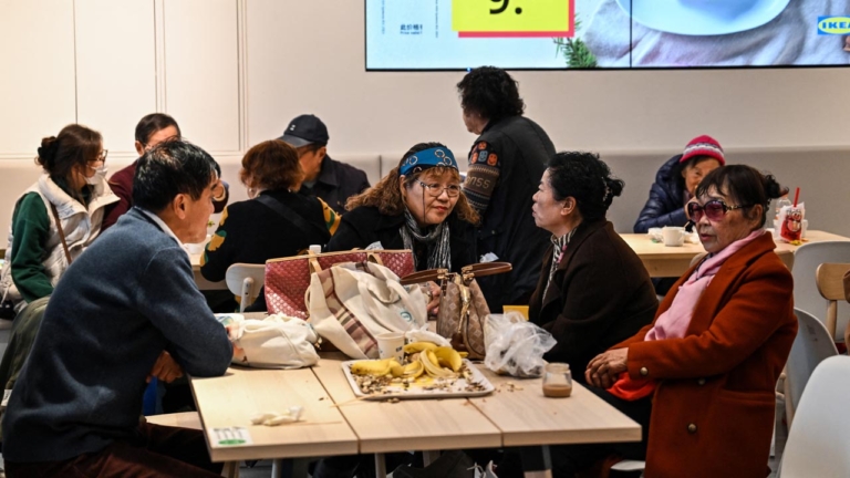 體制內禁聚餐屢傳奇案 連累西寧餐飲業上班收手機