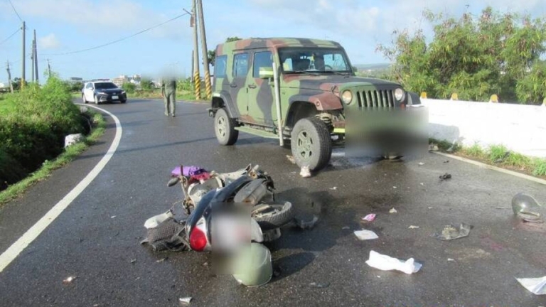沒閃過！屏東車城軍車與機車對撞 女騎士送醫不治