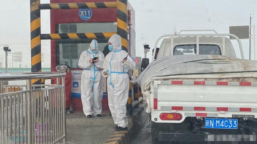 新疆高速口再现“大白” 网民喊“恐怖”