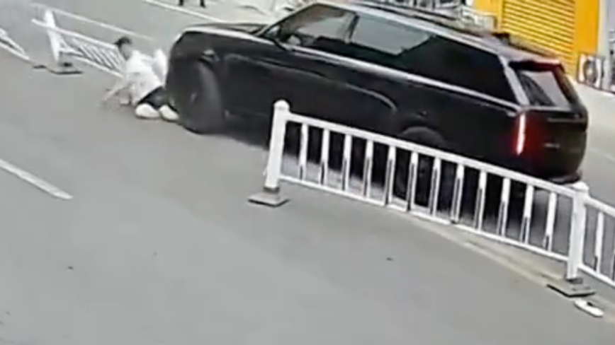山西男开路虎车撞人砍人 知情人爆内情（视频）