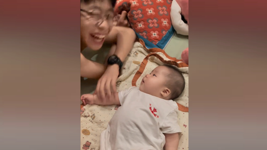 3个月宝宝突然开口喊哥哥 震惊所有人（视频）