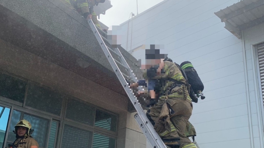 台南安南区建物火灾 母女吸入浓烟送医