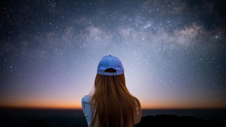 “狮子之心”与火星罕见同框 如璀璨红蓝宝石