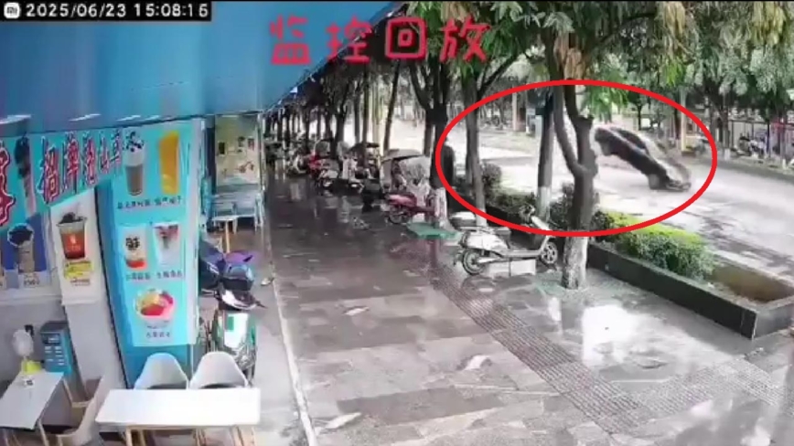 云南马路突塌陷 小车后轮悬空惊险飞跃（视频）