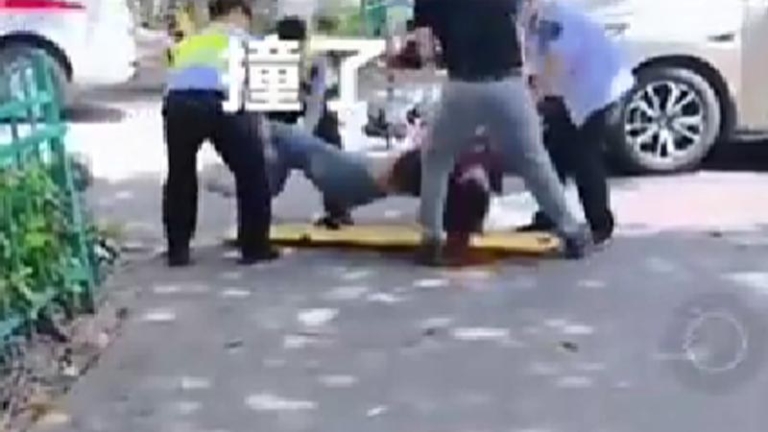 恐怖！廣西女孩被強行架上救護車 拚命呼救(視頻)