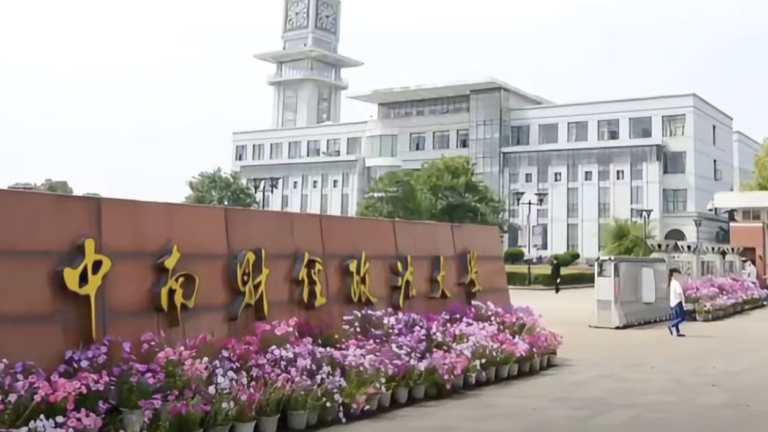 男生扮女裝替考 中南財經政法大學衝上熱搜