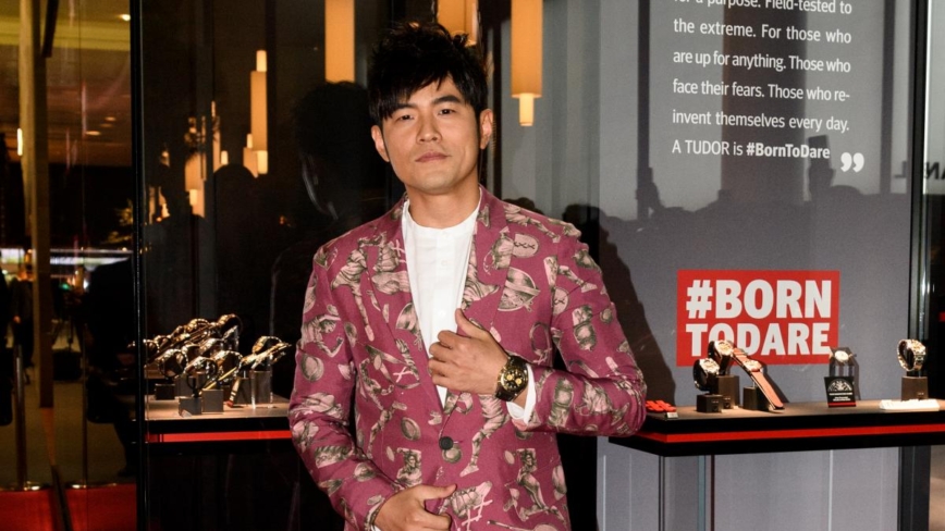 周杰伦晒3岁女儿背影照 网友直呼“太可爱了”