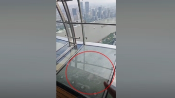 上海东方明珠塔玻璃地板“炸裂”游客吓死（视频）