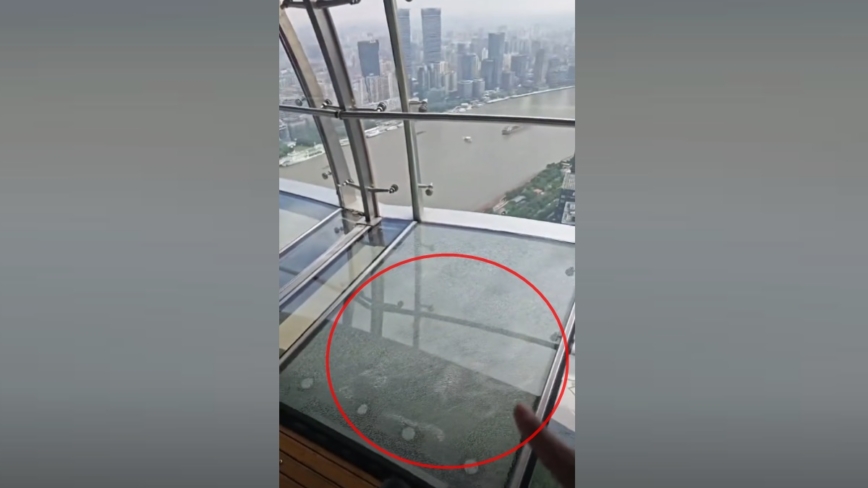 上海东方明珠塔玻璃地板“炸裂”游客吓死（视频）