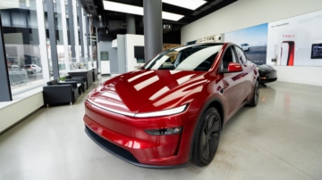 首輛特斯拉汽車自動從工廠開到客戶家