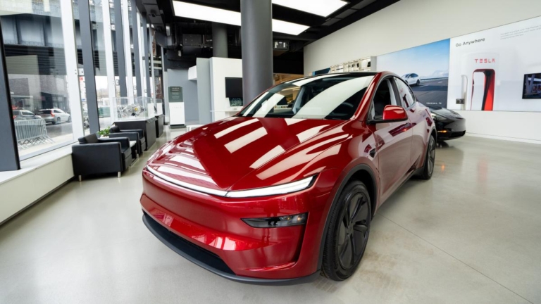 首輛特斯拉汽車自動從工廠開到客戶家