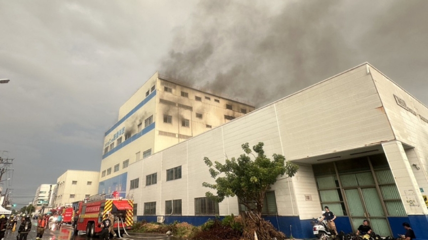 台南工厂火灾 存多种化学品不敢大意 8小时后才扑灭