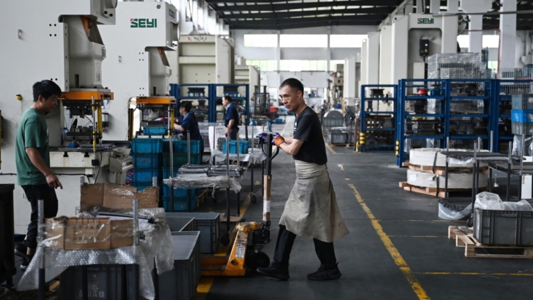 中國六月製造業PMI持續萎縮 中國稀土爆高管離職潮
