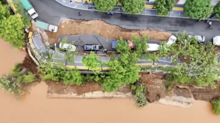 云南文山强降雨 一处临河道路坍塌 多辆车坠落（视频）