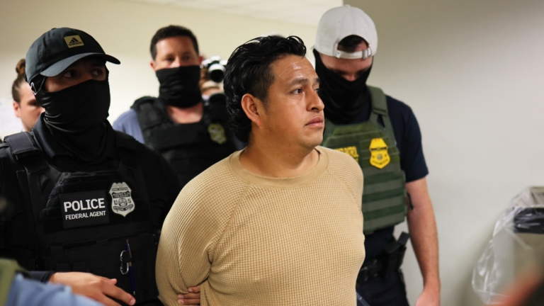 ICE：任何非法移民都面臨被捕 違法雇主也被鎖定