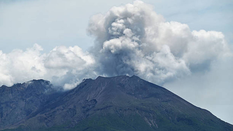 鹿兒島外海狂震近千次 新燃岳火山連日噴發