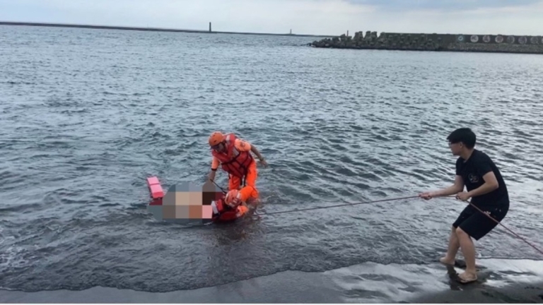 高雄翁海泳 疑遭野狗下海撕咬身亡