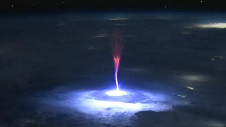 北美雷暴 NASA太空人惊见巨大“红色精灵”