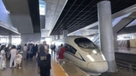 杭州東站現年輕人臥軌事件 網友：活著不易