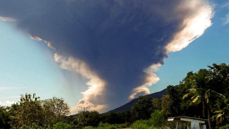印尼勒沃托比火山再噴發 火山灰柱高達18公里