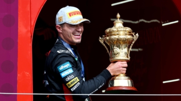 F1英國站：事故、大雨 難阻邁凱倫攬冠亞軍