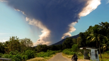 【短訊】印尼勒沃托比火山再度劇烈噴發 高達1.8萬米