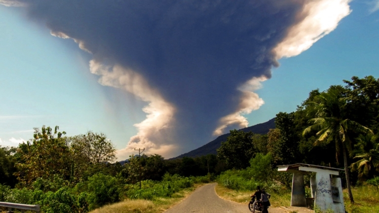 【短訊】印尼勒沃托比火山再度劇烈噴發 高達1.8萬米