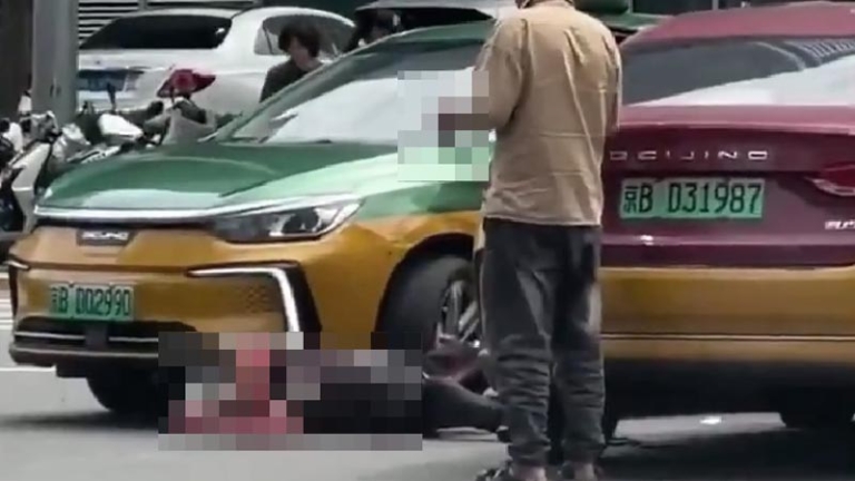 北京天街兩出租車司機衝突 當街殺人（視頻）