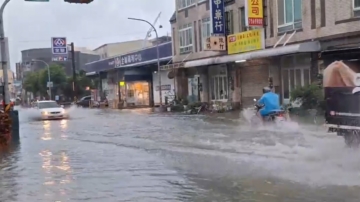 掃到颱風尾！彰化雷電交加 民眾冒雨上班（視頻）