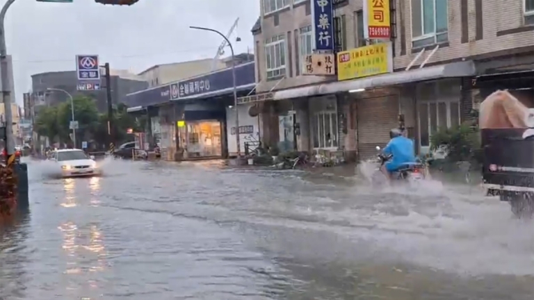 掃到颱風尾！彰化雷電交加 民眾冒雨上班（視頻）