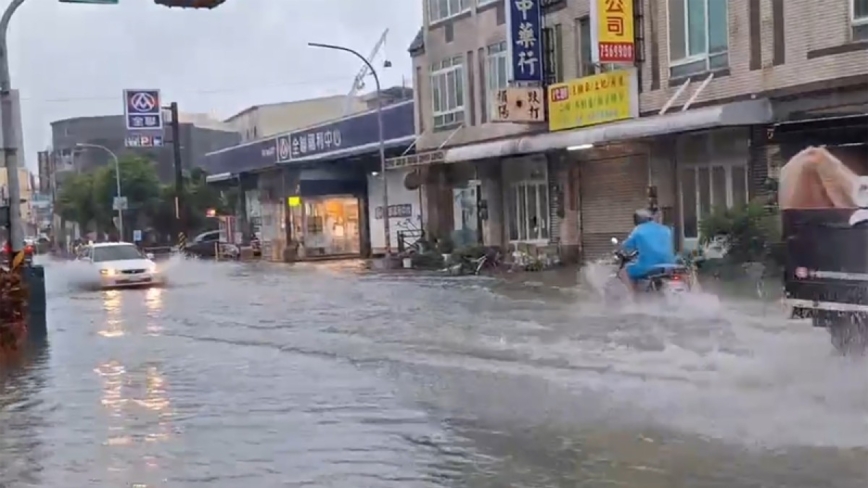 扫到台风尾！彰化雷电交加 民众冒雨上班（视频）