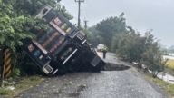 彰化降雨逢大潮 鹿港廟埕淹水 道路坍塌大貨車陷天坑