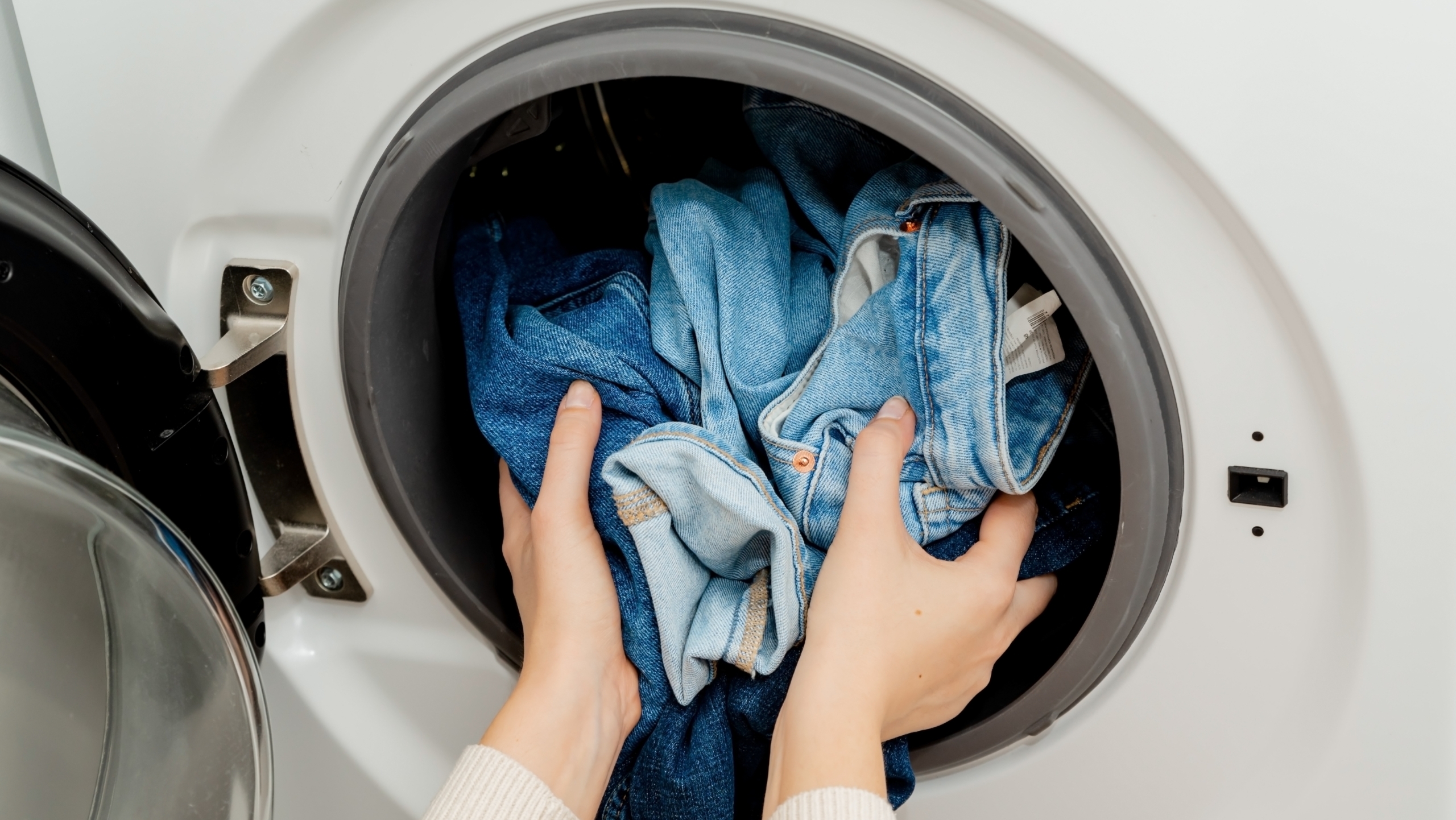 專家說牛仔褲翻面洗有助於保護其不褪色。(Shutterstock)
