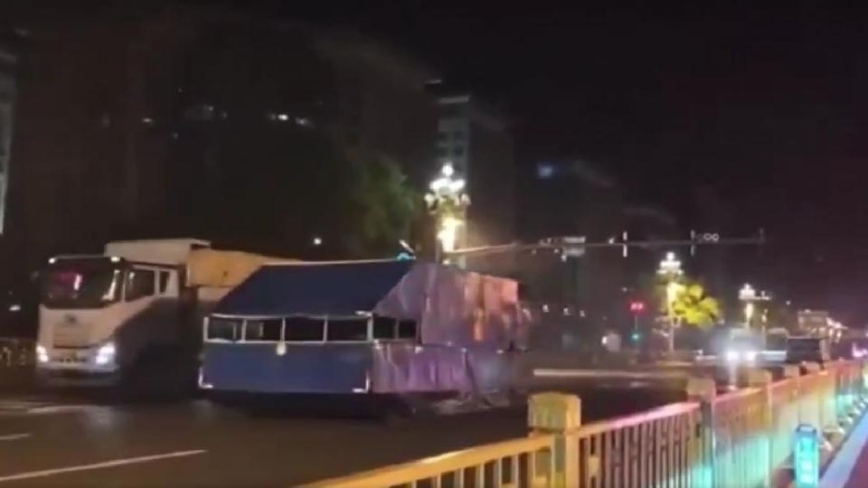 北京出事了？ 疑伪装坦克车队夜过长安街（视频）