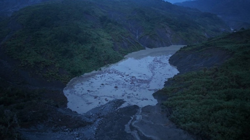 清水溪草岭段堰塞湖自然溢流 下游持续警戒(视频)