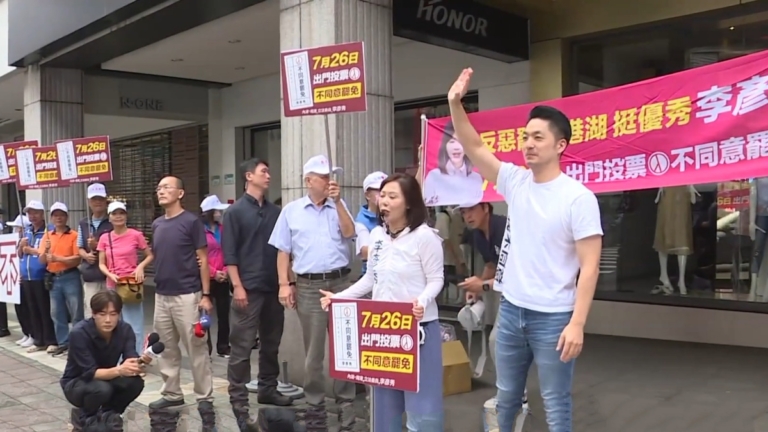 罷免投票倒數 蔣萬安身穿「我不同意」白衣宣傳