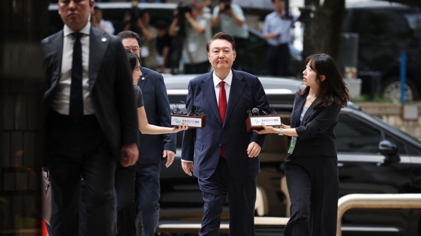 尹锡悦在牢里睡地上 去公共浴池洗澡