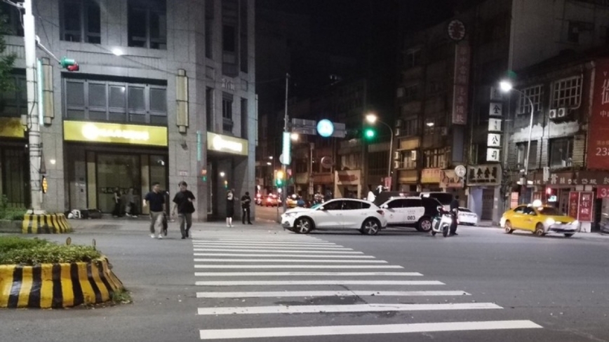 台北警出勤遭计程车拦腰冲撞 安全帽、机车喷飞重伤