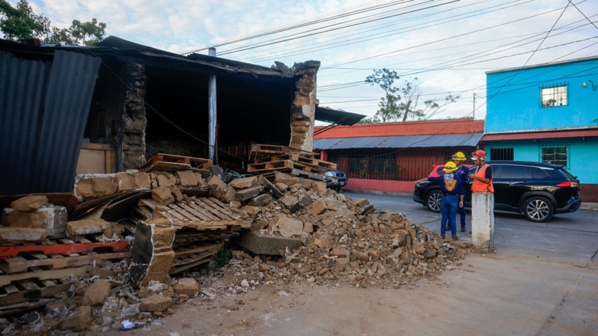 危国地震酿灾重建之际 教师医护罢工封路抗议要加薪