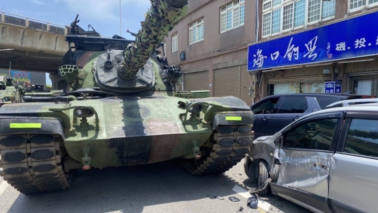 漢光演習戰車 不慎與民車擦撞幸無人傷
