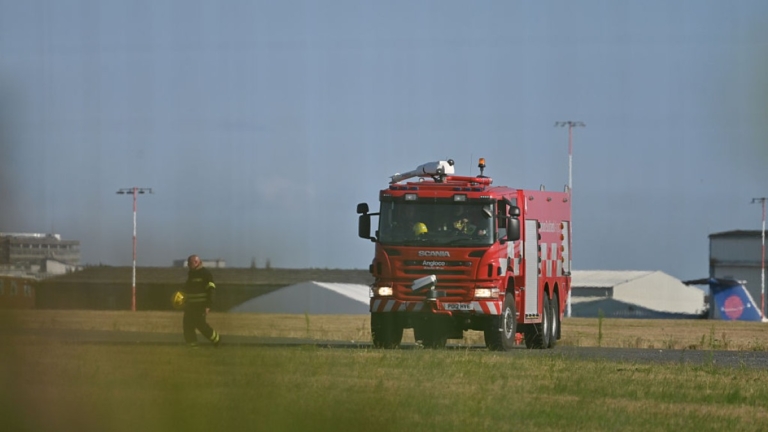 小飛機墜毀倫敦機場爆炸 火球衝天濃煙竄出