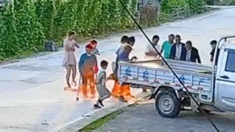 湖北男誤把酒精當汽油 點火瞬間全身著火（視頻）