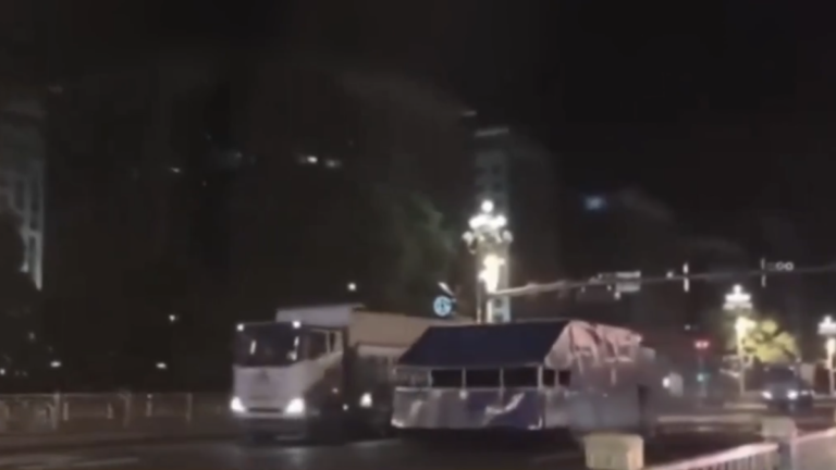 7月14日兩岸掃描 長安街深夜出現疑似鐵皮裝坦克車隊 引猜測