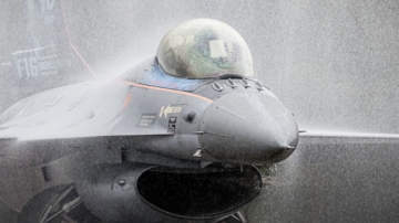 美军解密文件披露：F-16战斗机撞上UFO
