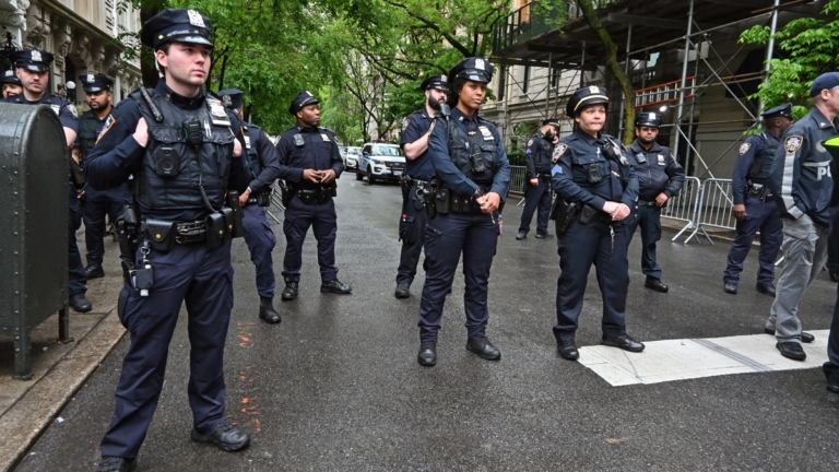 紐約市31名警員「解僱風波」法官阻警局行動